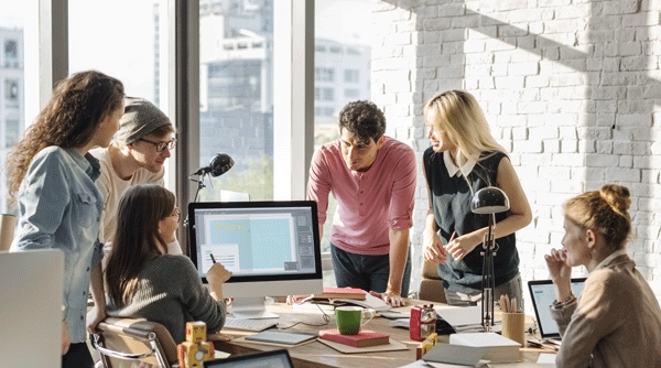 Mennesker der arbejder på kontor